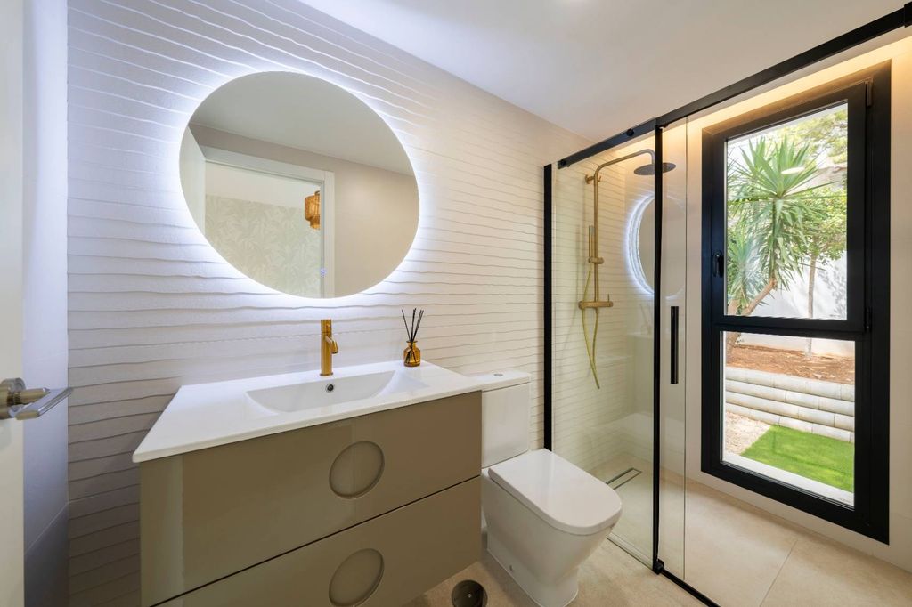 Villa exclusive de style ibicenco à Altea avec vue sur la mer et piscine privée.