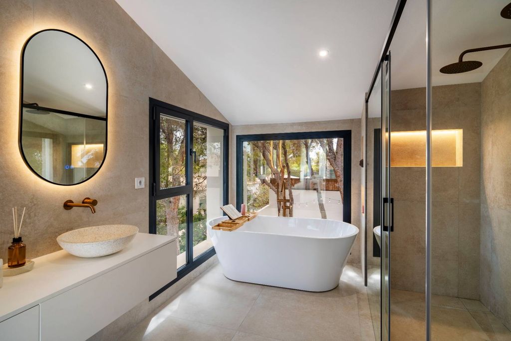 Villa exclusive de style ibicenco à Altea avec vue sur la mer et piscine privée.