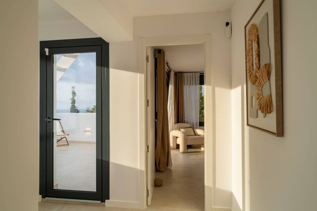 Villa exclusive de style ibicenco à Altea avec vue sur la mer et piscine privée.