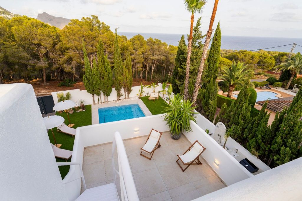 Villa exclusive de style ibicenco à Altea avec vue sur la mer et piscine privée.