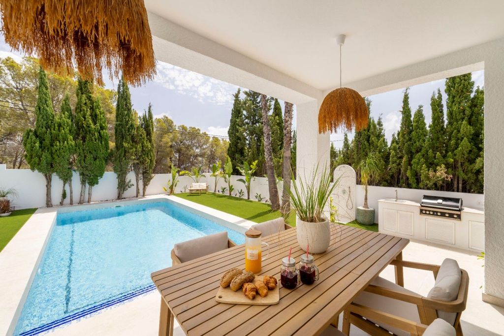 Villa exclusive de style ibicenco à Altea avec vue sur la mer et piscine privée.