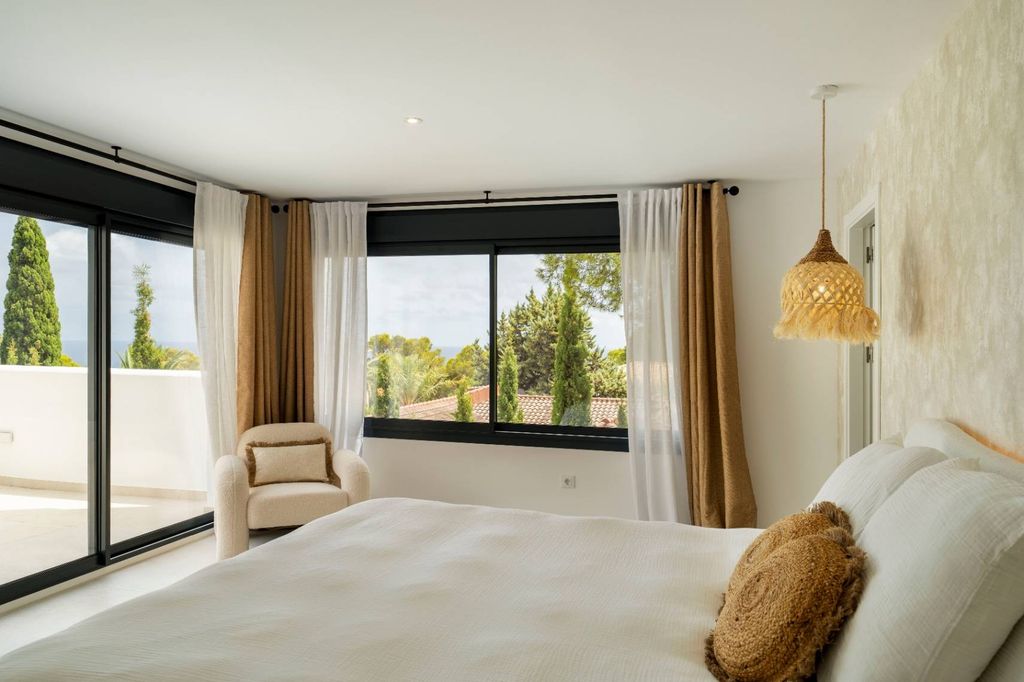 Villa exclusive de style ibicenco à Altea avec vue sur la mer et piscine privée.