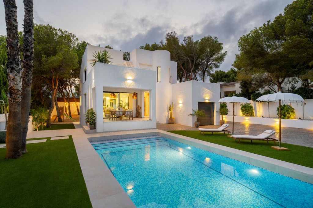 Villa exclusive de style ibicenco à Altea avec vue sur la mer et piscine privée.