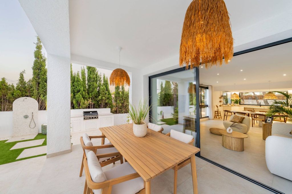 Villa exclusive de style ibicenco à Altea avec vue sur la mer et piscine privée.