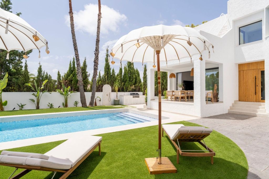 Villa exclusive de style ibicenco à Altea avec vue sur la mer et piscine privée.