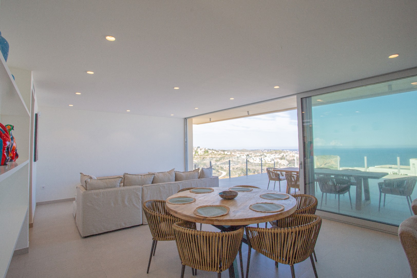 Villa contemporaine neuve à Moraira avec des vues panoramiques sur la mer et une haute efficacité énergétique.