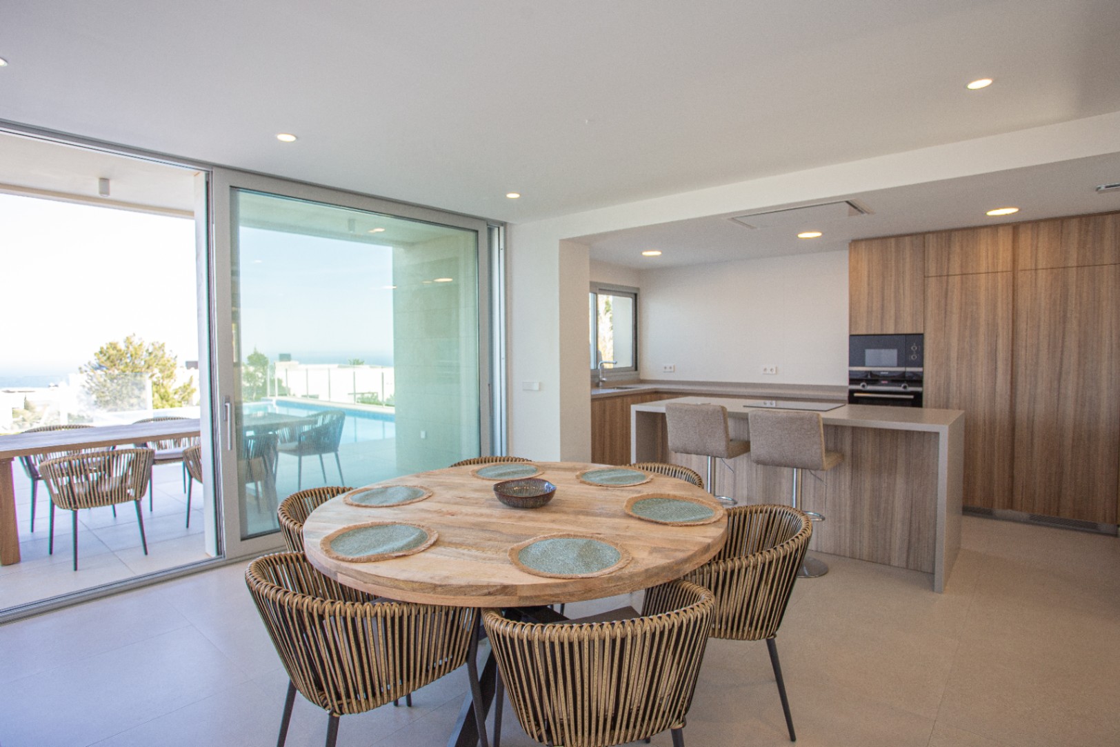 Villa contemporaine neuve à Moraira avec des vues panoramiques sur la mer et une haute efficacité énergétique.