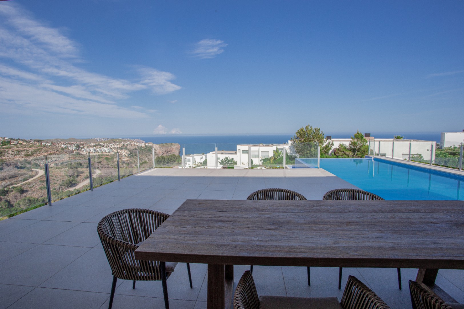 Villa contemporaine neuve à Moraira avec des vues panoramiques sur la mer et une haute efficacité énergétique.