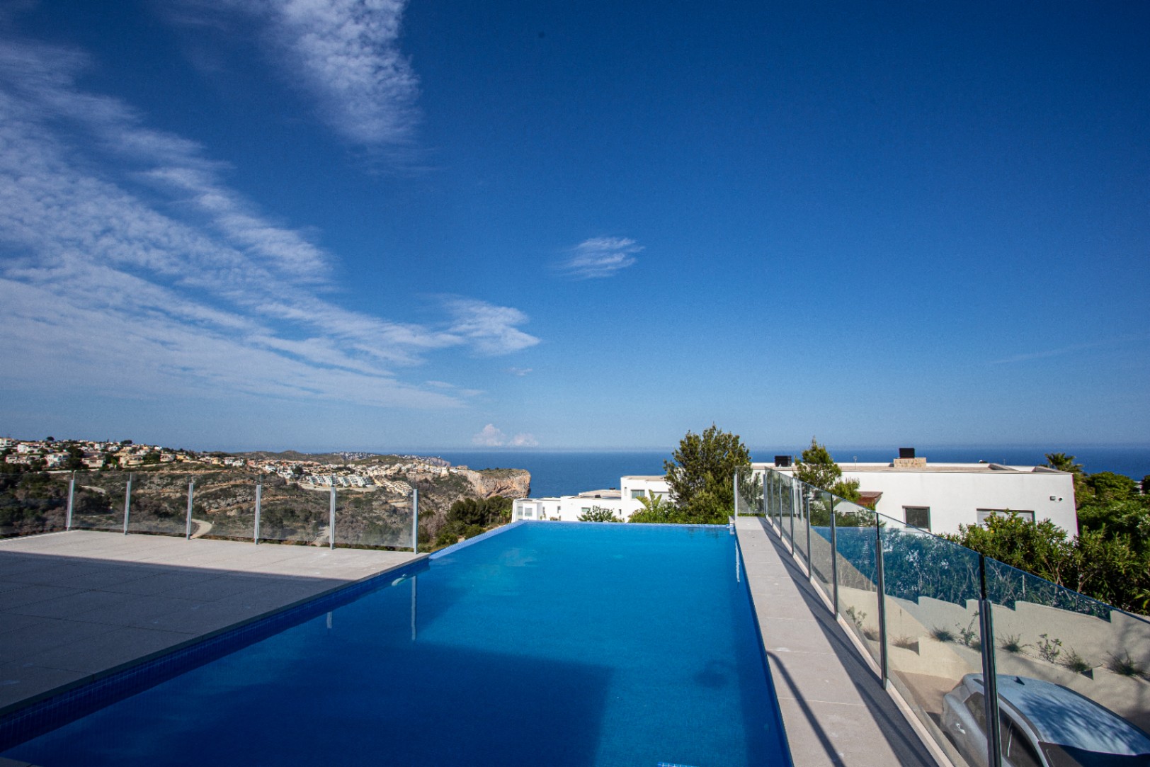 Villa contemporaine neuve à Moraira avec des vues panoramiques sur la mer et une haute efficacité énergétique.