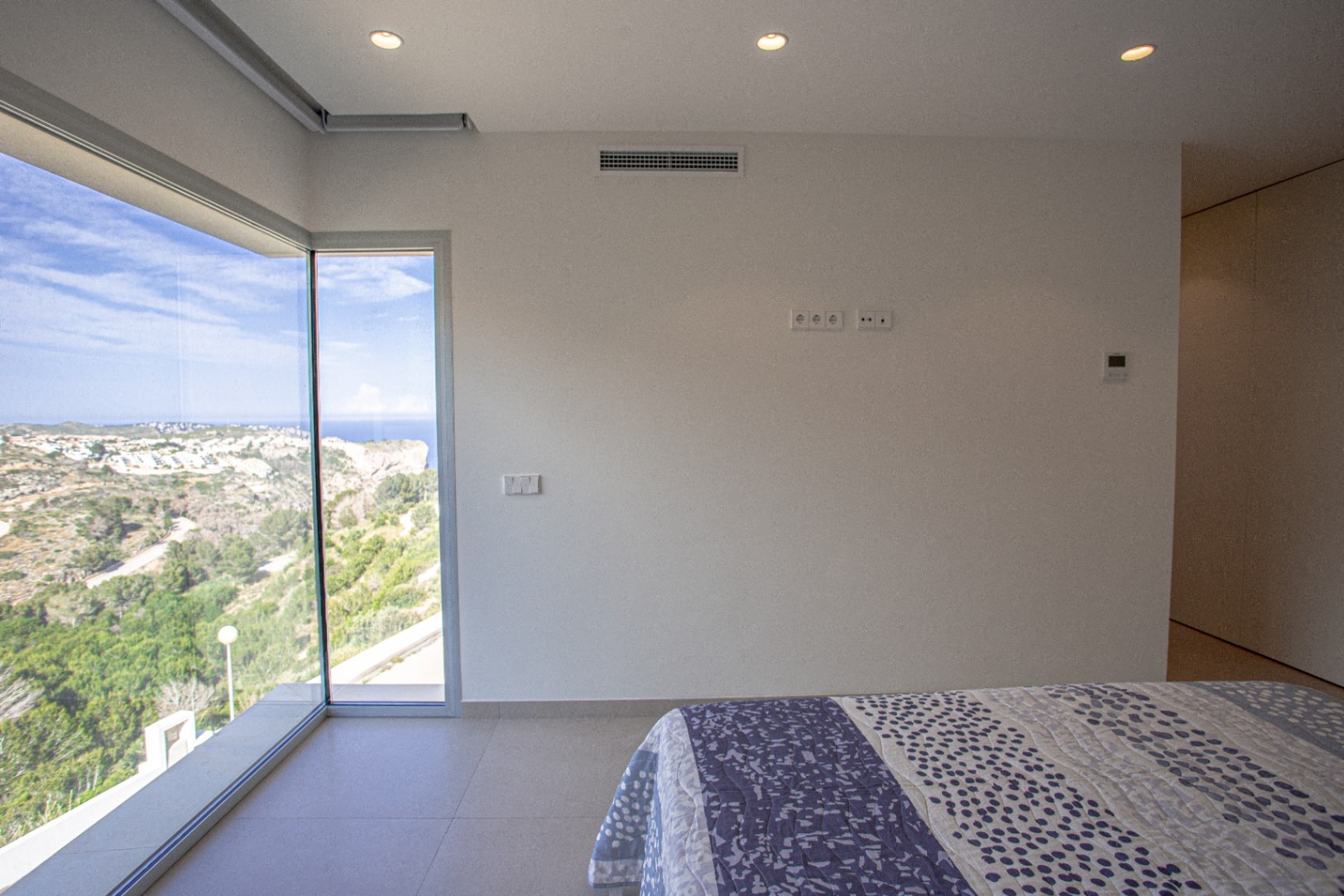 Villa contemporaine neuve à Moraira avec des vues panoramiques sur la mer et une haute efficacité énergétique.