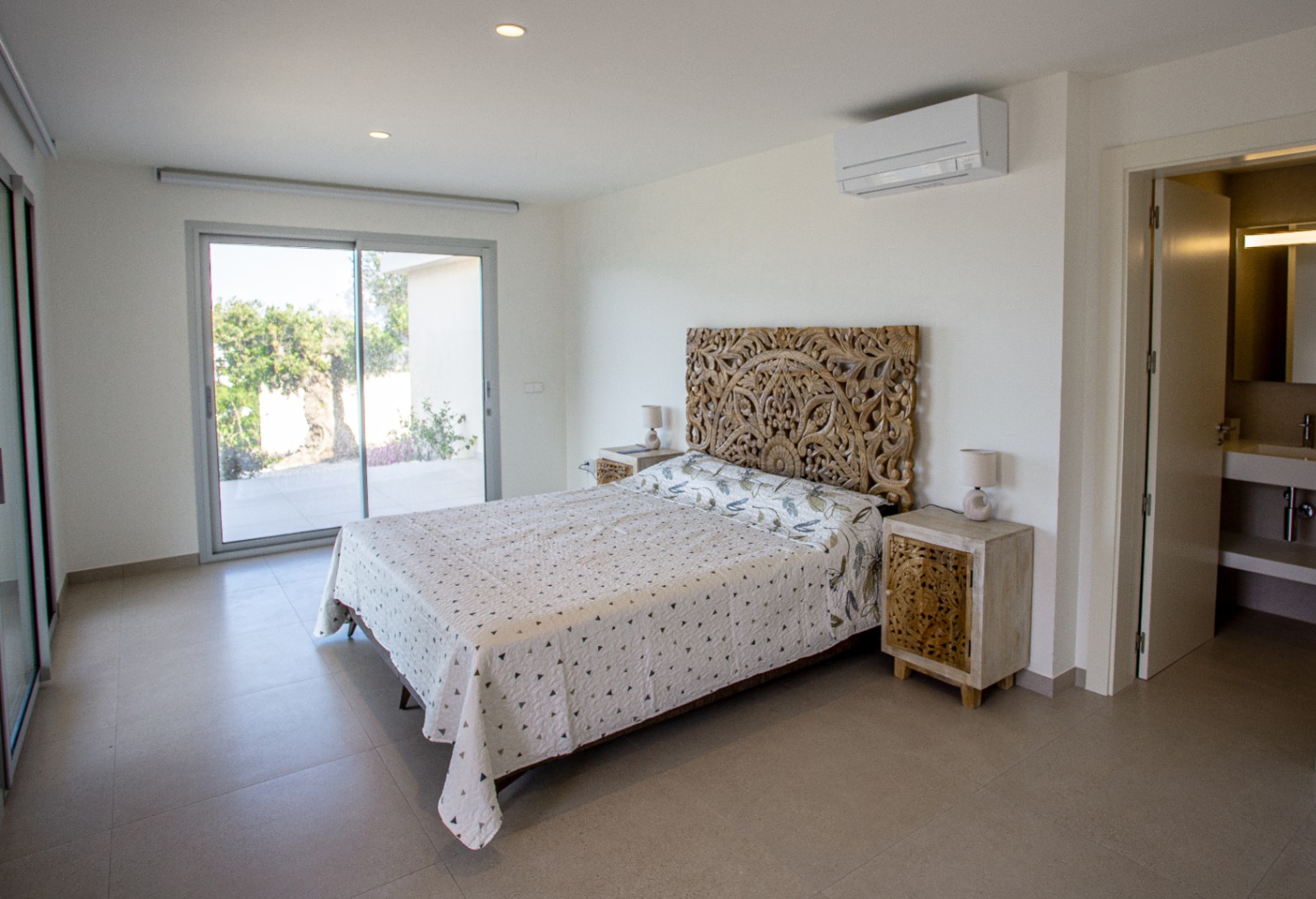 Villa contemporaine neuve à Moraira avec des vues panoramiques sur la mer et une haute efficacité énergétique.