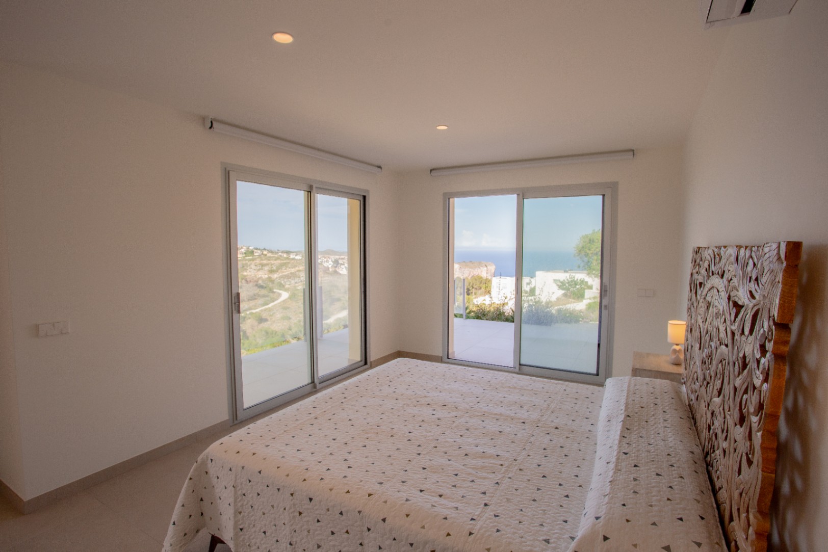 Villa contemporaine neuve à Moraira avec des vues panoramiques sur la mer et une haute efficacité énergétique.
