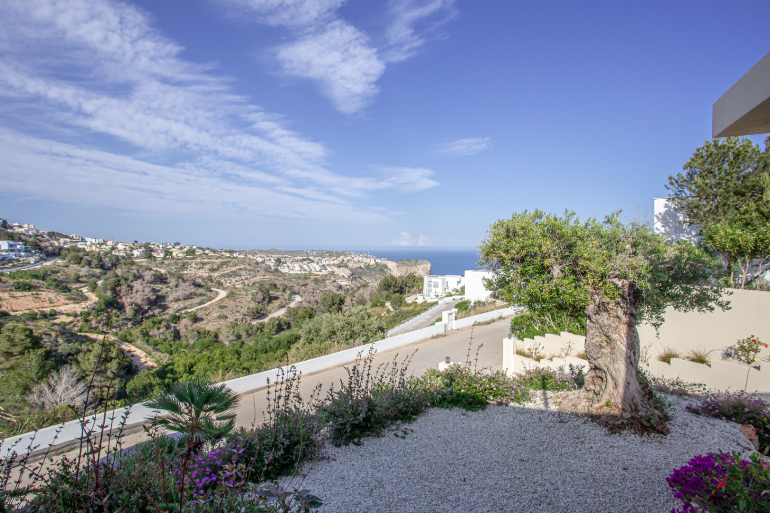 Villa contemporaine neuve à Moraira avec des vues panoramiques sur la mer et une haute efficacité énergétique.