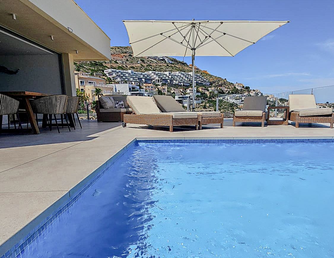 Villa contemporaine neuve à Moraira avec des vues panoramiques sur la mer et une haute efficacité énergétique.