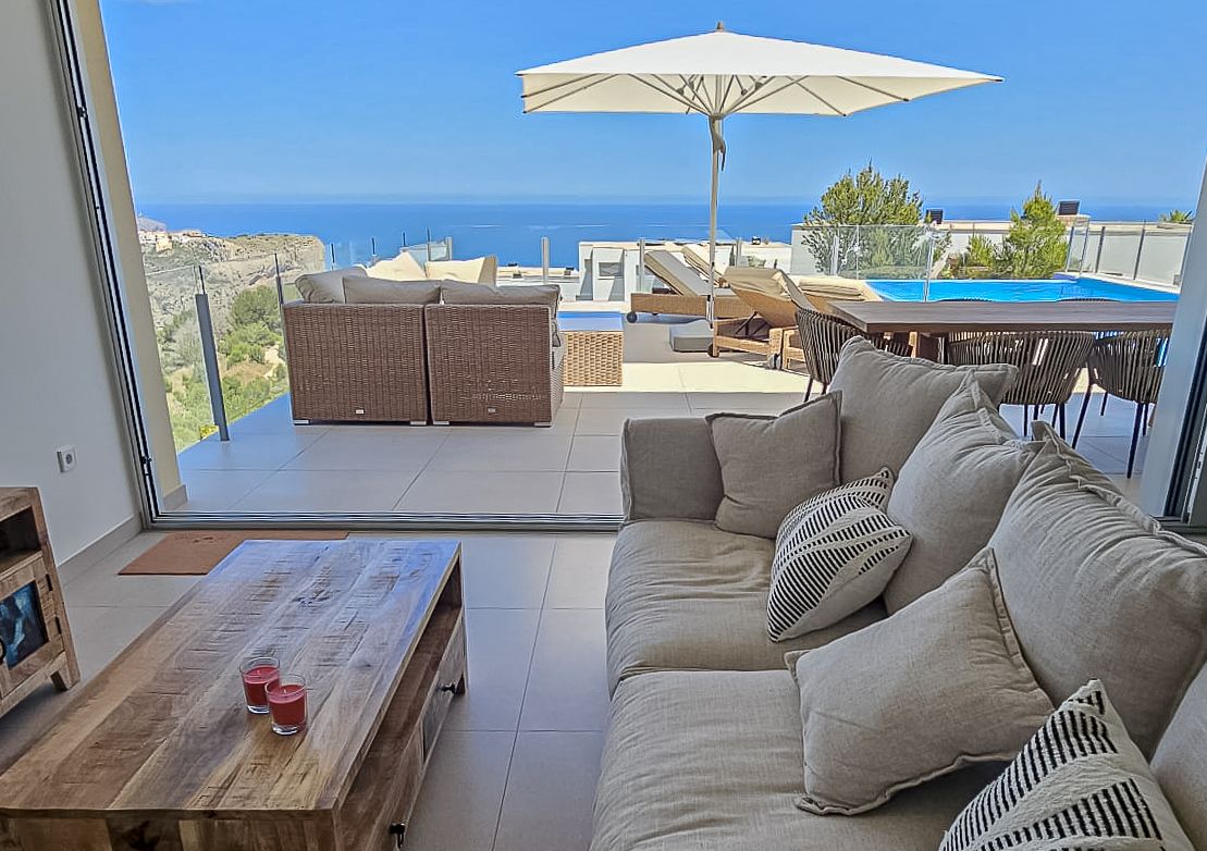 Villa contemporaine neuve à Moraira avec des vues panoramiques sur la mer et une haute efficacité énergétique.