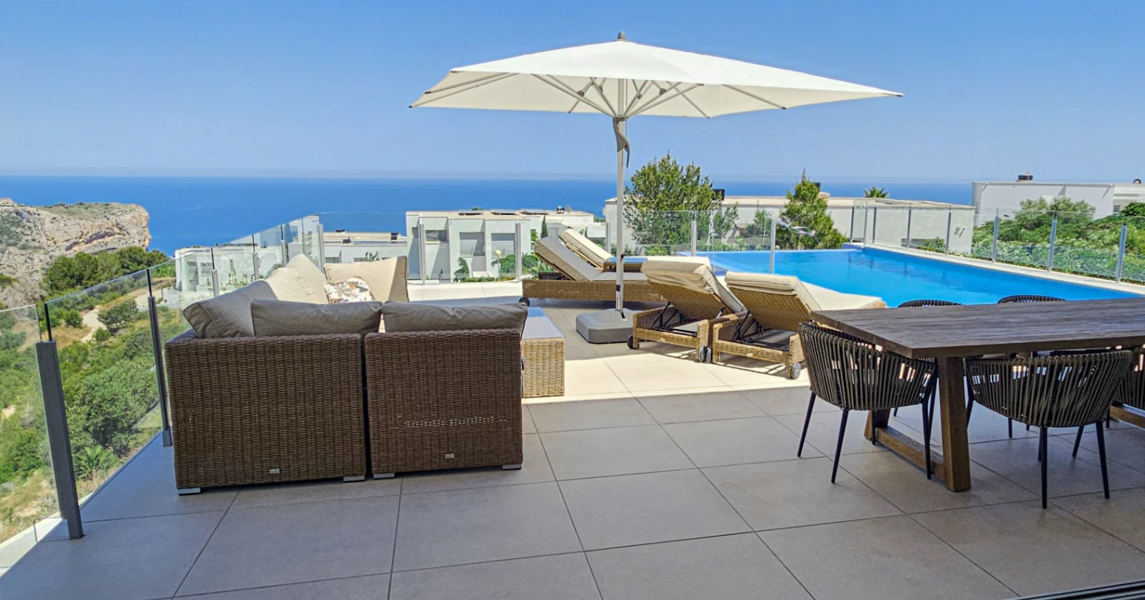 Villa contemporaine neuve à Moraira avec des vues panoramiques sur la mer et une haute efficacité énergétique.