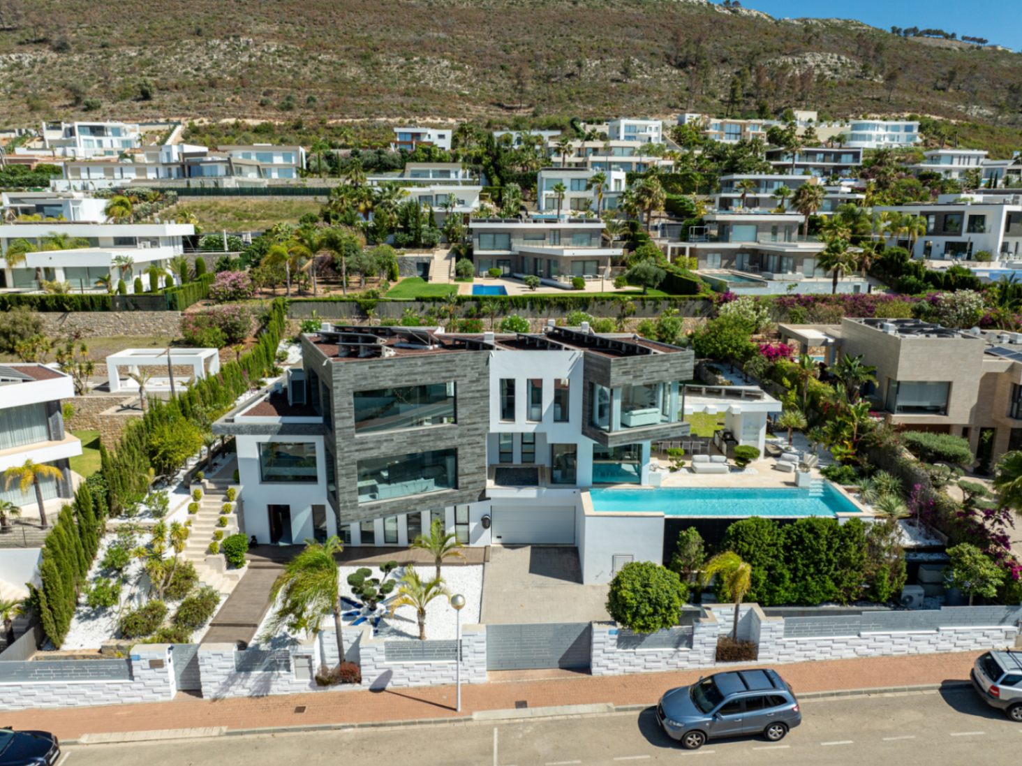 Villa de lujo à Jávea avec vue sur la mer et le Montgó, spa privé, piscine à débordement et efficacité maximale.