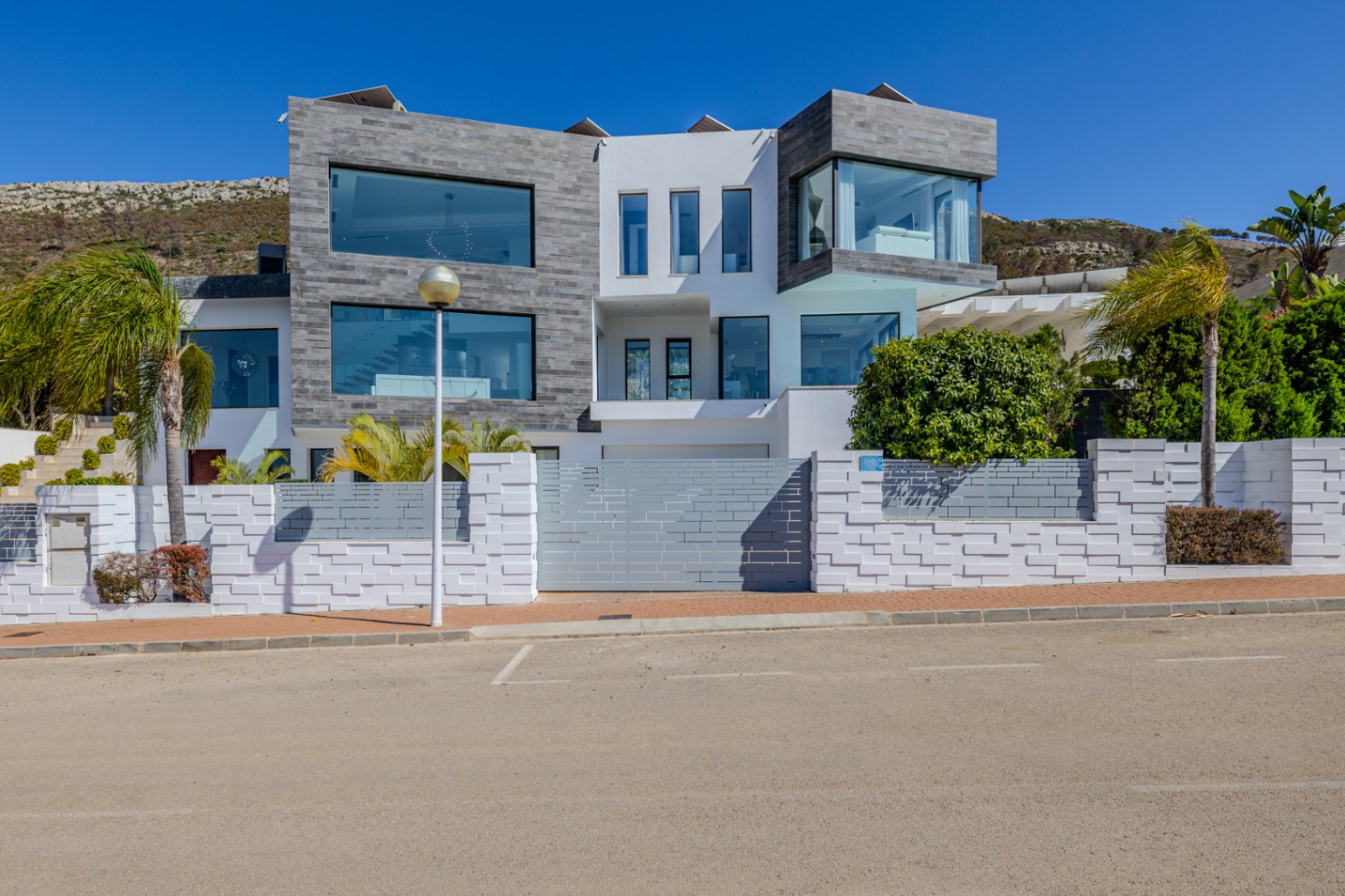 Villa de lujo à Jávea avec vue sur la mer et le Montgó, spa privé, piscine à débordement et efficacité maximale.