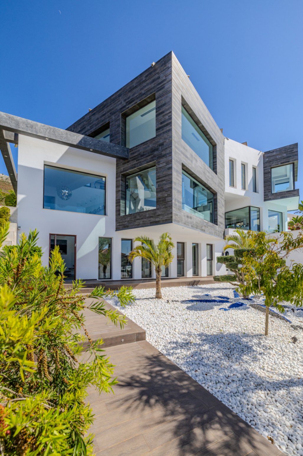 Villa de lujo à Jávea avec vue sur la mer et le Montgó, spa privé, piscine à débordement et efficacité maximale.