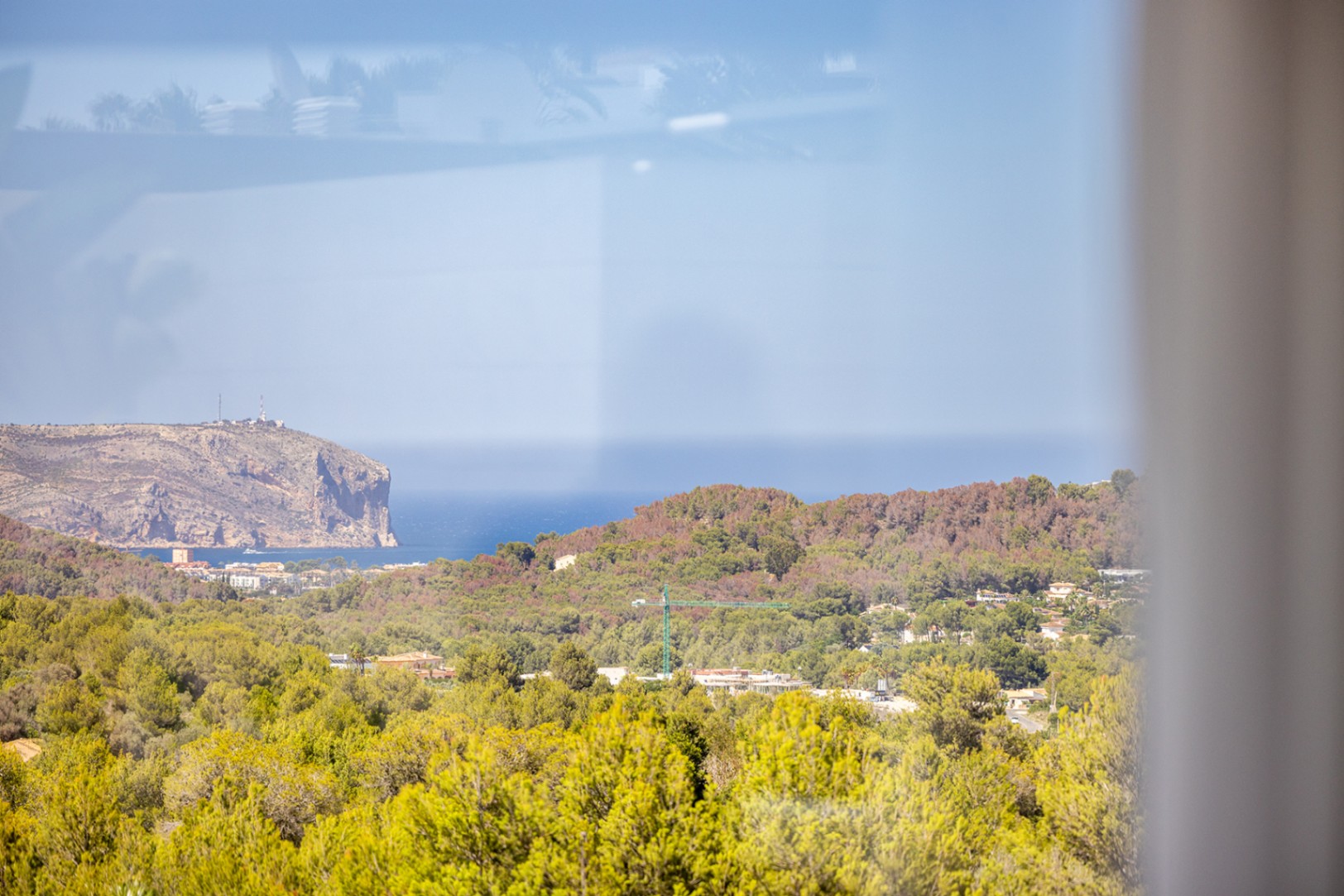 Villa de lujo à Jávea avec vue sur la mer et le Montgó, spa privé, piscine à débordement et efficacité maximale.