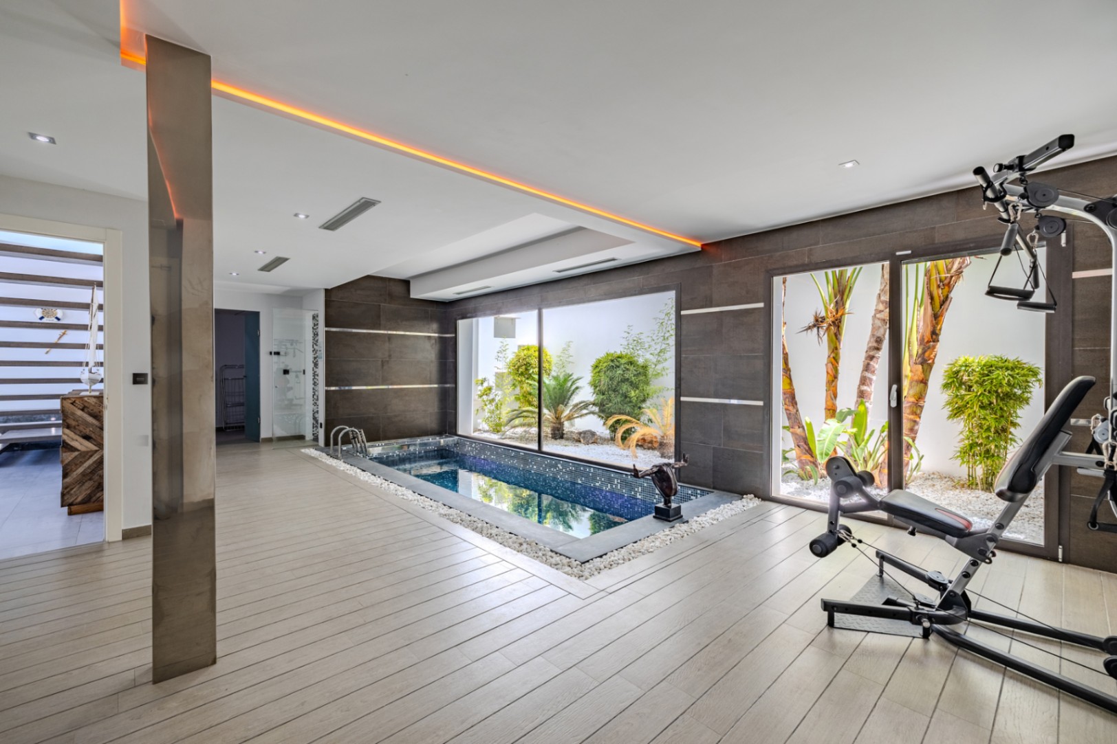 Villa de lujo à Jávea avec vue sur la mer et le Montgó, spa privé, piscine à débordement et efficacité maximale.