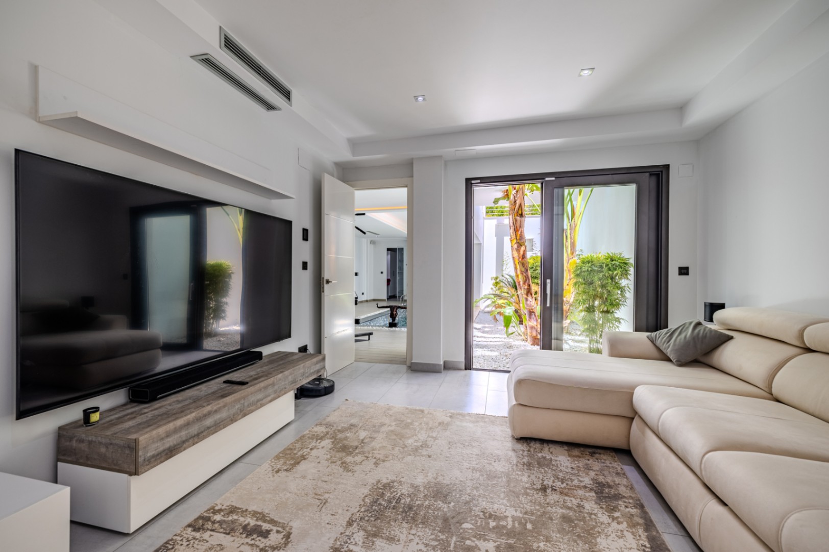 Villa de lujo à Jávea avec vue sur la mer et le Montgó, spa privé, piscine à débordement et efficacité maximale.