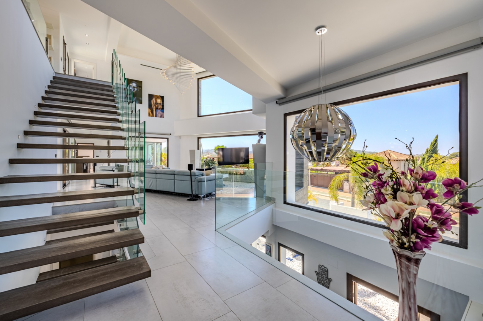 Villa de lujo à Jávea avec vue sur la mer et le Montgó, spa privé, piscine à débordement et efficacité maximale.