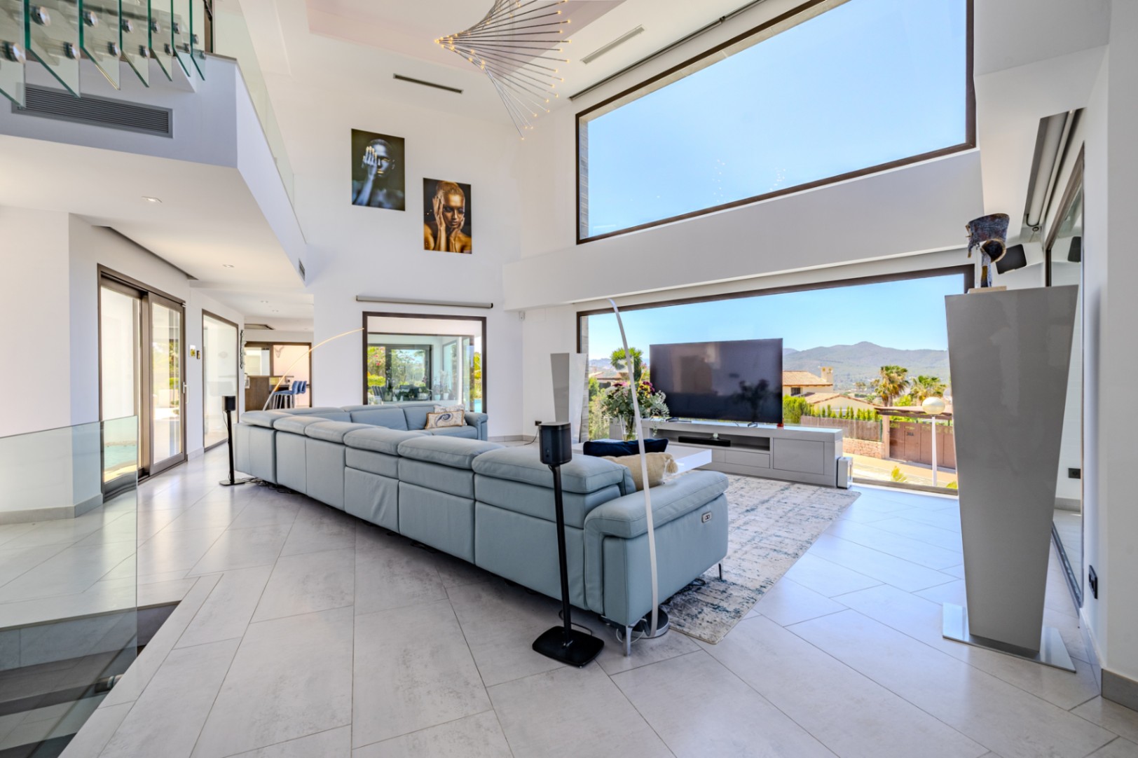 Villa de lujo à Jávea avec vue sur la mer et le Montgó, spa privé, piscine à débordement et efficacité maximale.