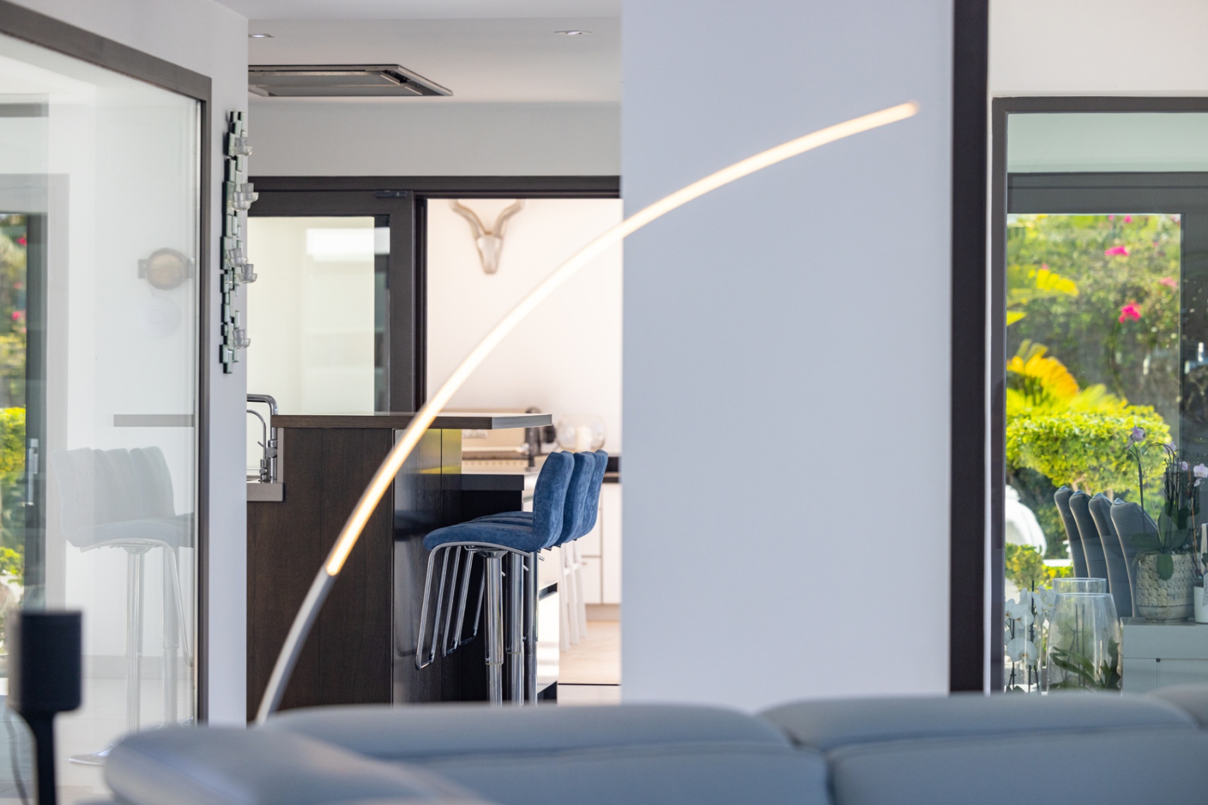 Villa de lujo à Jávea avec vue sur la mer et le Montgó, spa privé, piscine à débordement et efficacité maximale.