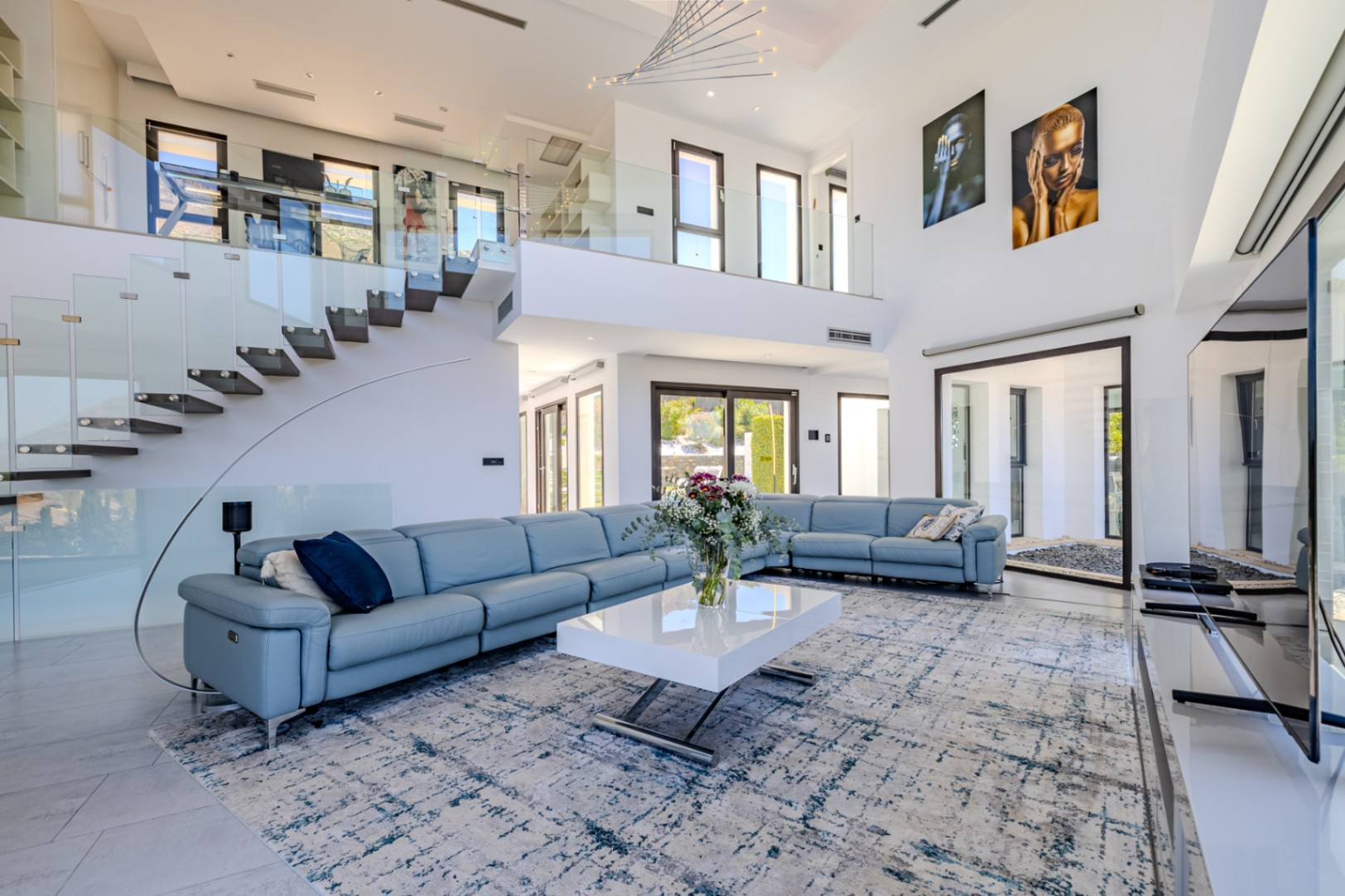 Villa de lujo à Jávea avec vue sur la mer et le Montgó, spa privé, piscine à débordement et efficacité maximale.