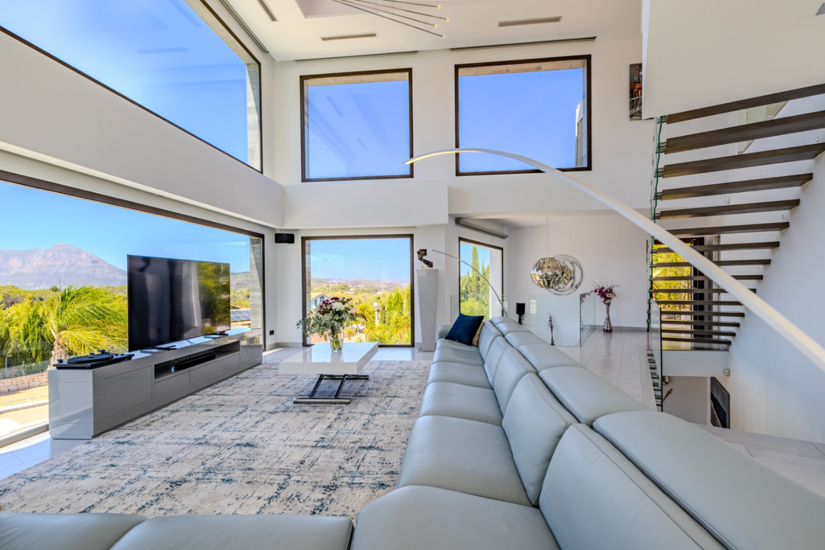 Villa de lujo à Jávea avec vue sur la mer et le Montgó, spa privé, piscine à débordement et efficacité maximale.