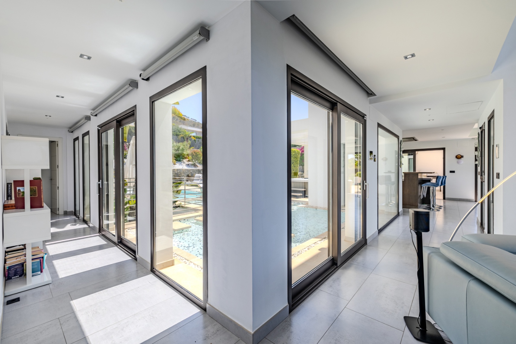 Villa de lujo à Jávea avec vue sur la mer et le Montgó, spa privé, piscine à débordement et efficacité maximale.