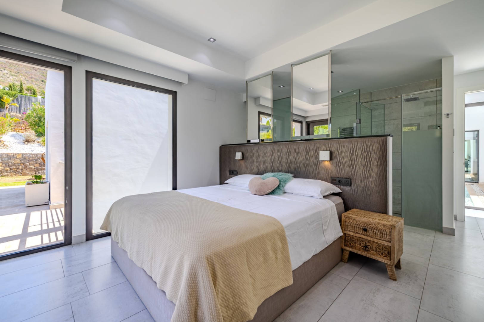 Villa de lujo à Jávea avec vue sur la mer et le Montgó, spa privé, piscine à débordement et efficacité maximale.