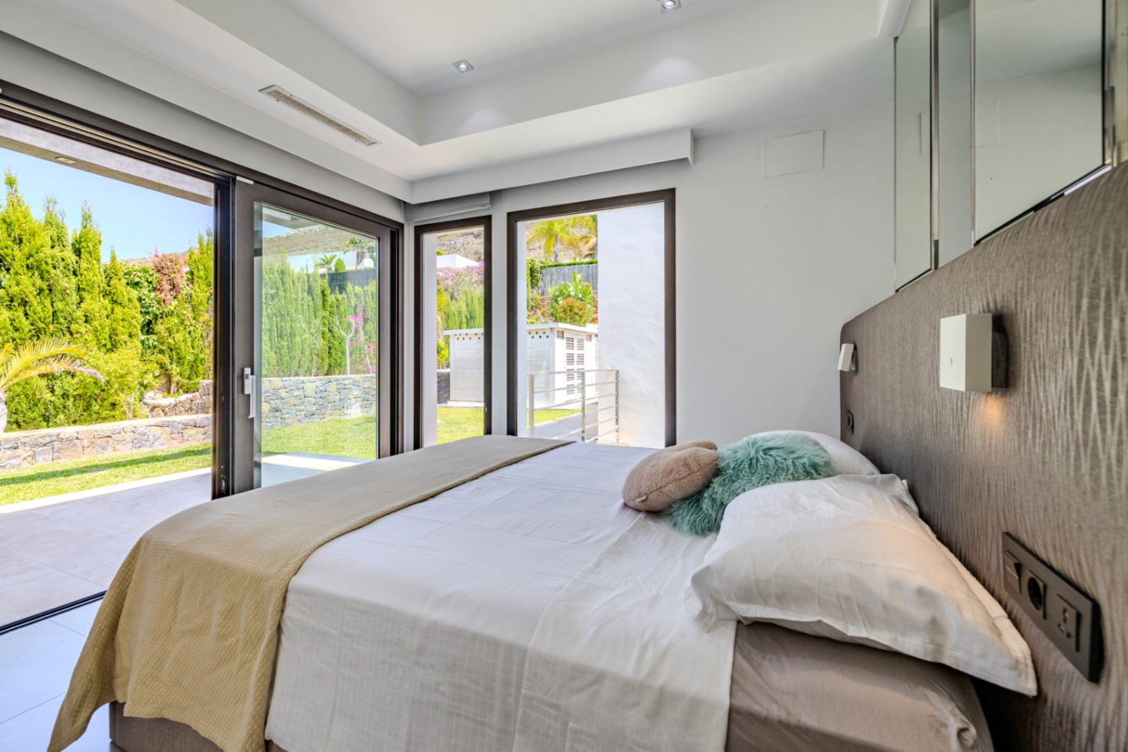 Villa de lujo à Jávea avec vue sur la mer et le Montgó, spa privé, piscine à débordement et efficacité maximale.