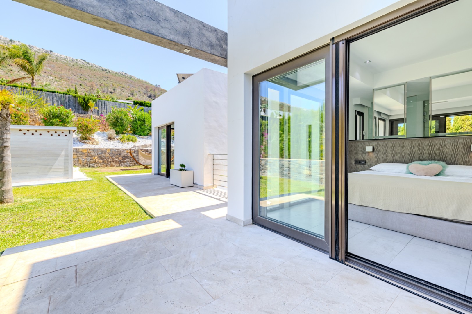 Villa de lujo à Jávea avec vue sur la mer et le Montgó, spa privé, piscine à débordement et efficacité maximale.