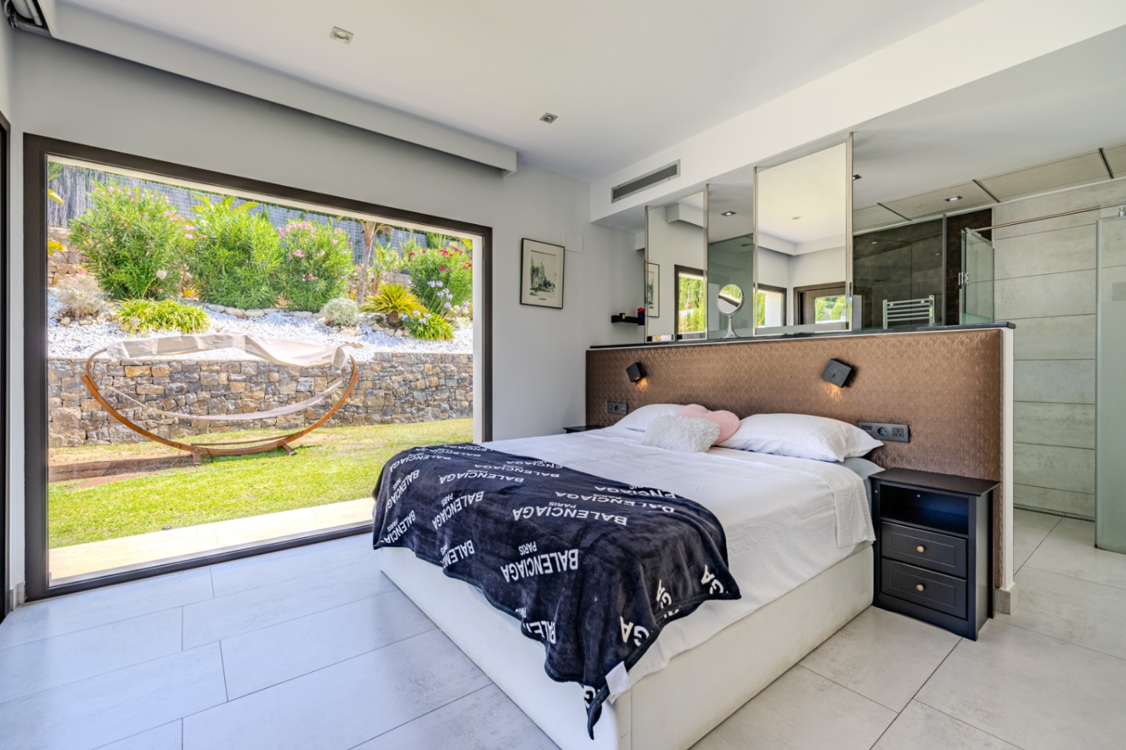 Villa de lujo à Jávea avec vue sur la mer et le Montgó, spa privé, piscine à débordement et efficacité maximale.