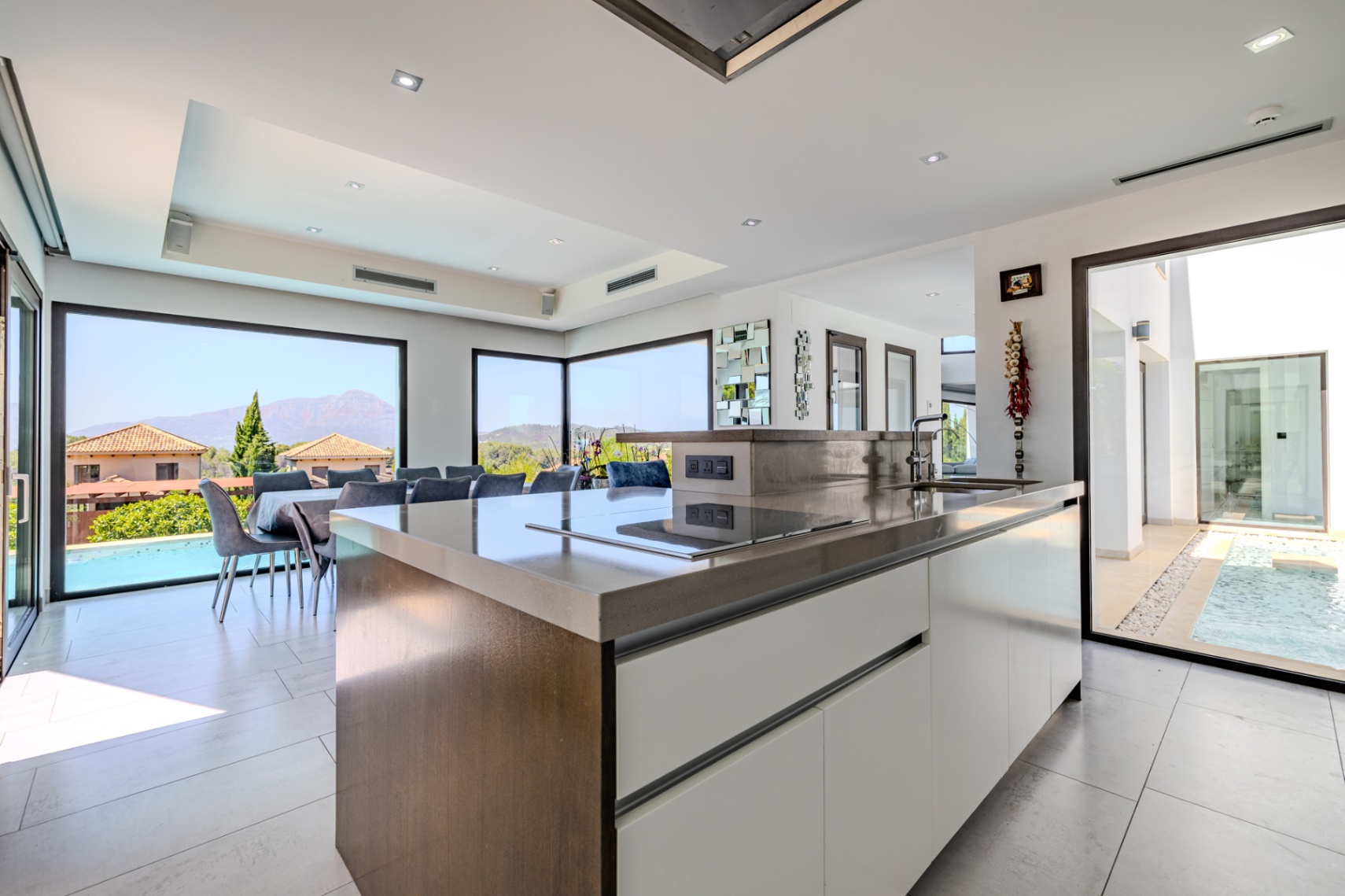 Villa de lujo à Jávea avec vue sur la mer et le Montgó, spa privé, piscine à débordement et efficacité maximale.