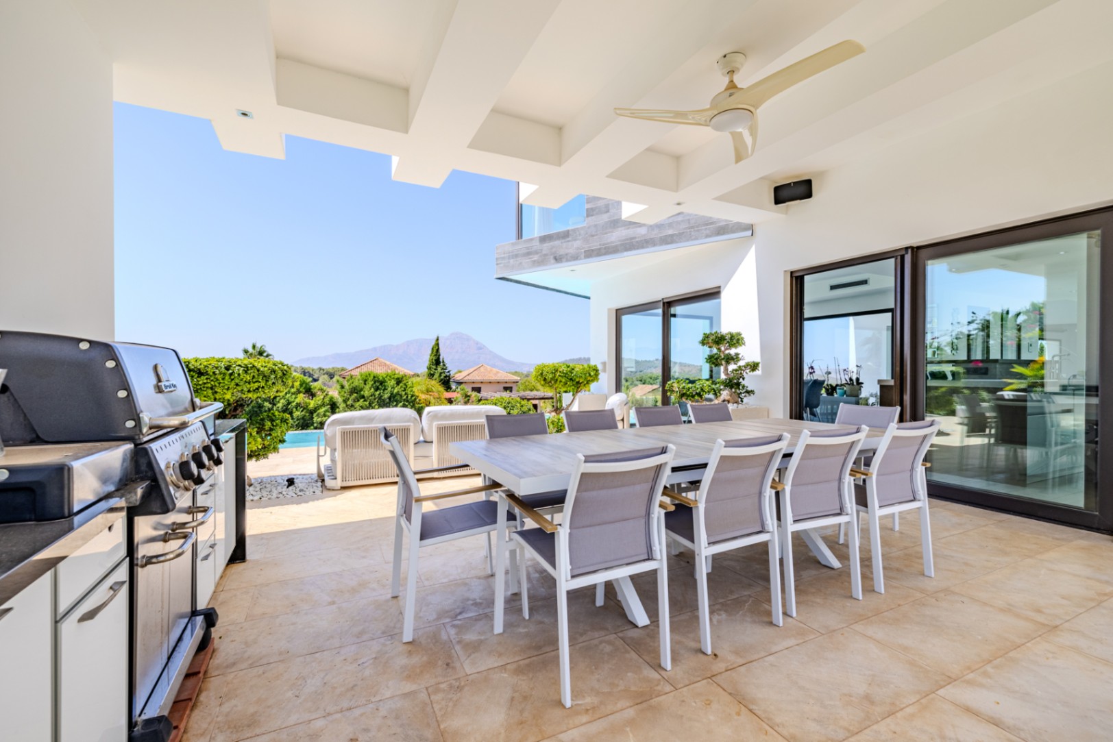 Villa de lujo à Jávea avec vue sur la mer et le Montgó, spa privé, piscine à débordement et efficacité maximale.