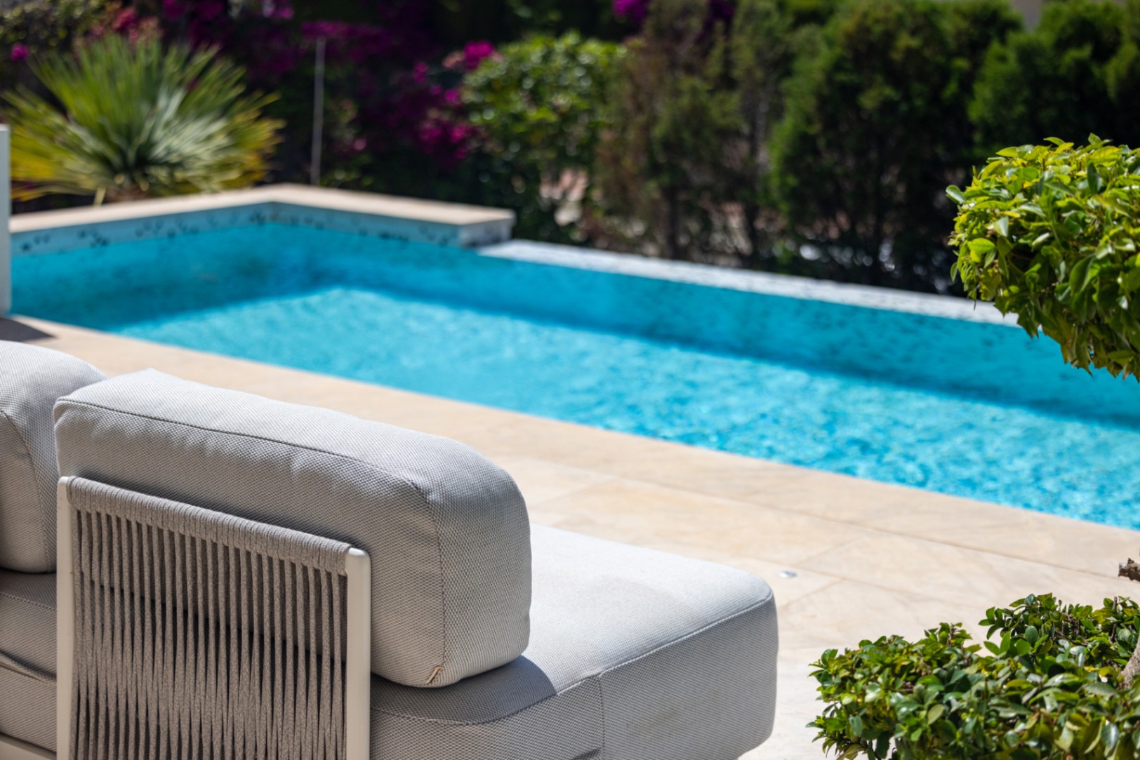 Villa de lujo à Jávea avec vue sur la mer et le Montgó, spa privé, piscine à débordement et efficacité maximale.