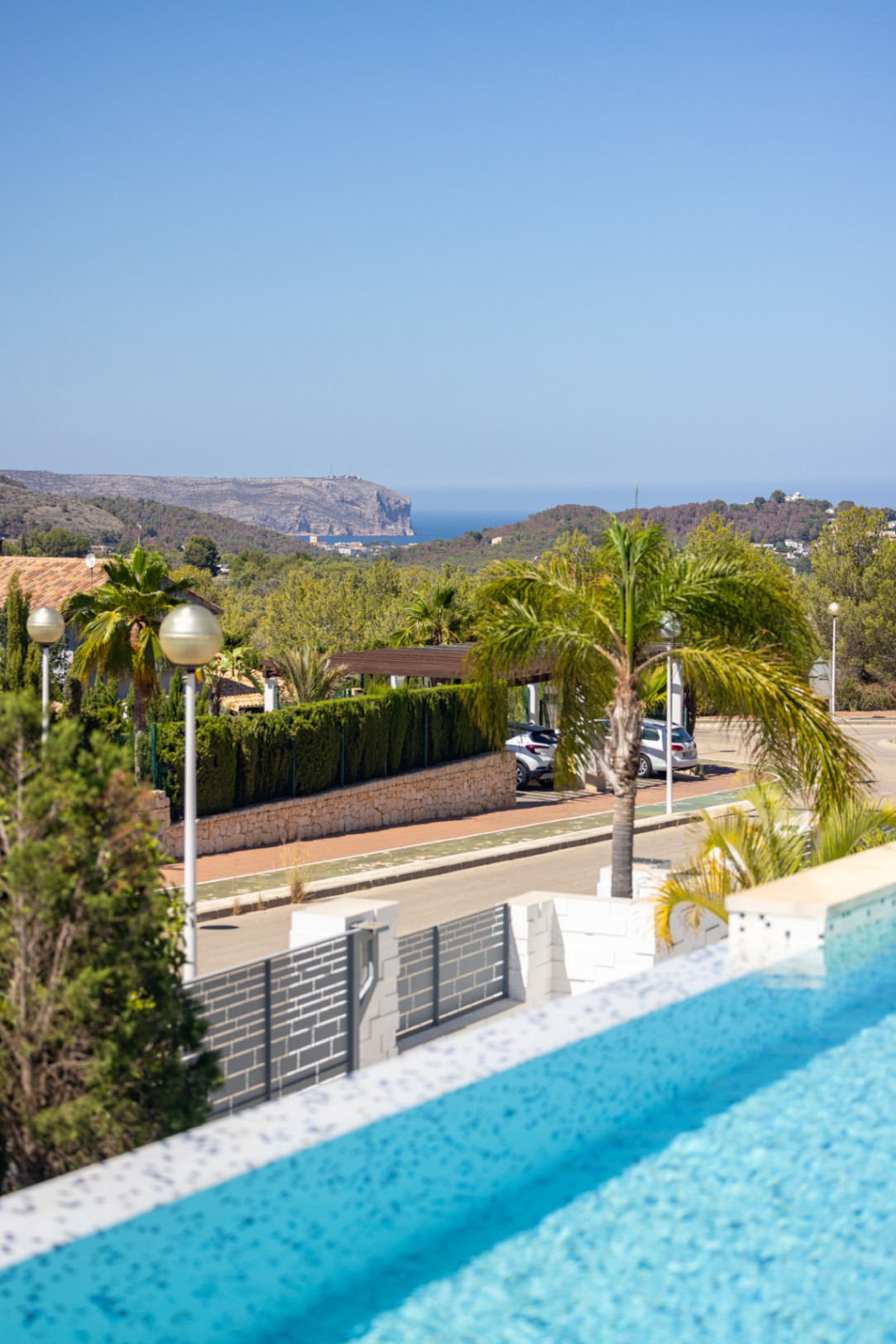 Villa de lujo à Jávea avec vue sur la mer et le Montgó, spa privé, piscine à débordement et efficacité maximale.