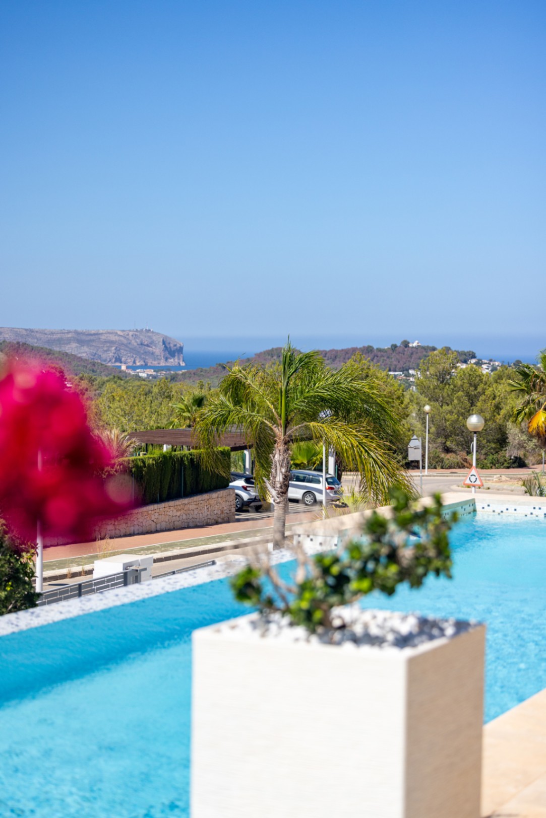 Villa de lujo à Jávea avec vue sur la mer et le Montgó, spa privé, piscine à débordement et efficacité maximale.