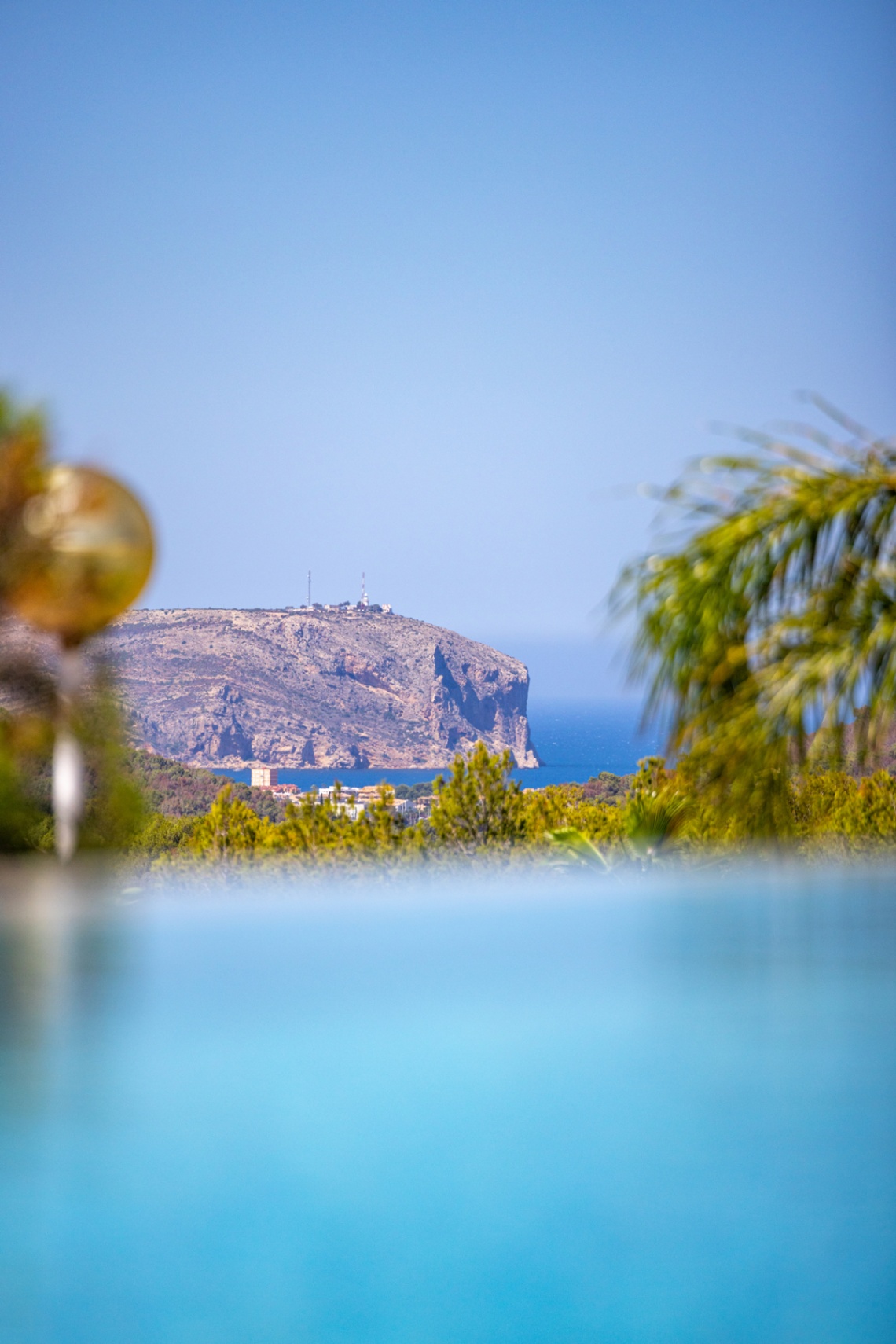 Villa de lujo à Jávea avec vue sur la mer et le Montgó, spa privé, piscine à débordement et efficacité maximale.