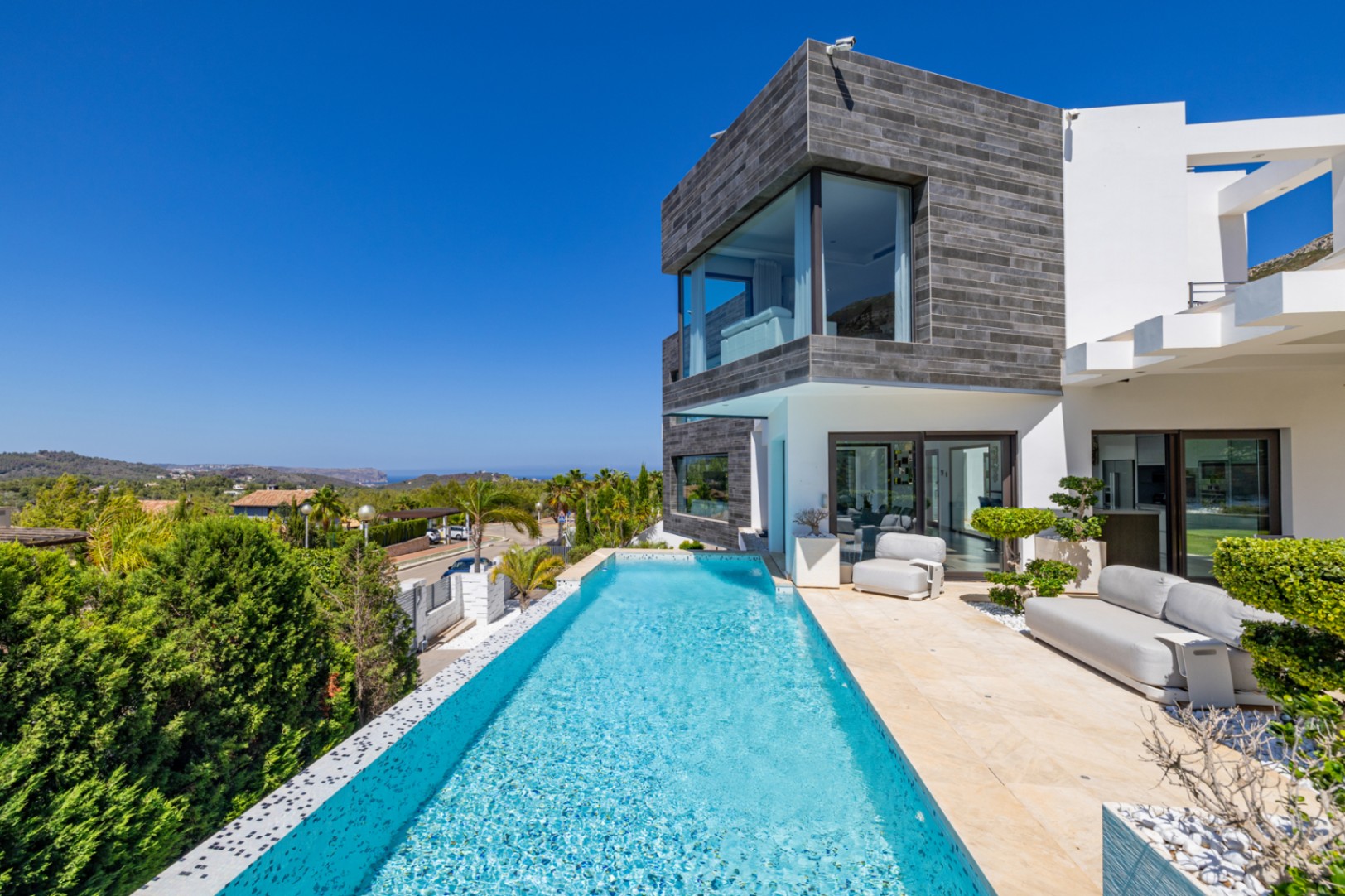 Villa de lujo à Jávea avec vue sur la mer et le Montgó, spa privé, piscine à débordement et efficacité maximale.