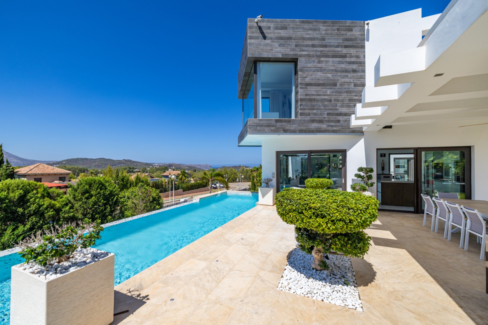 Villa de lujo à Jávea avec vue sur la mer et le Montgó, spa privé, piscine à débordement et efficacité maximale.