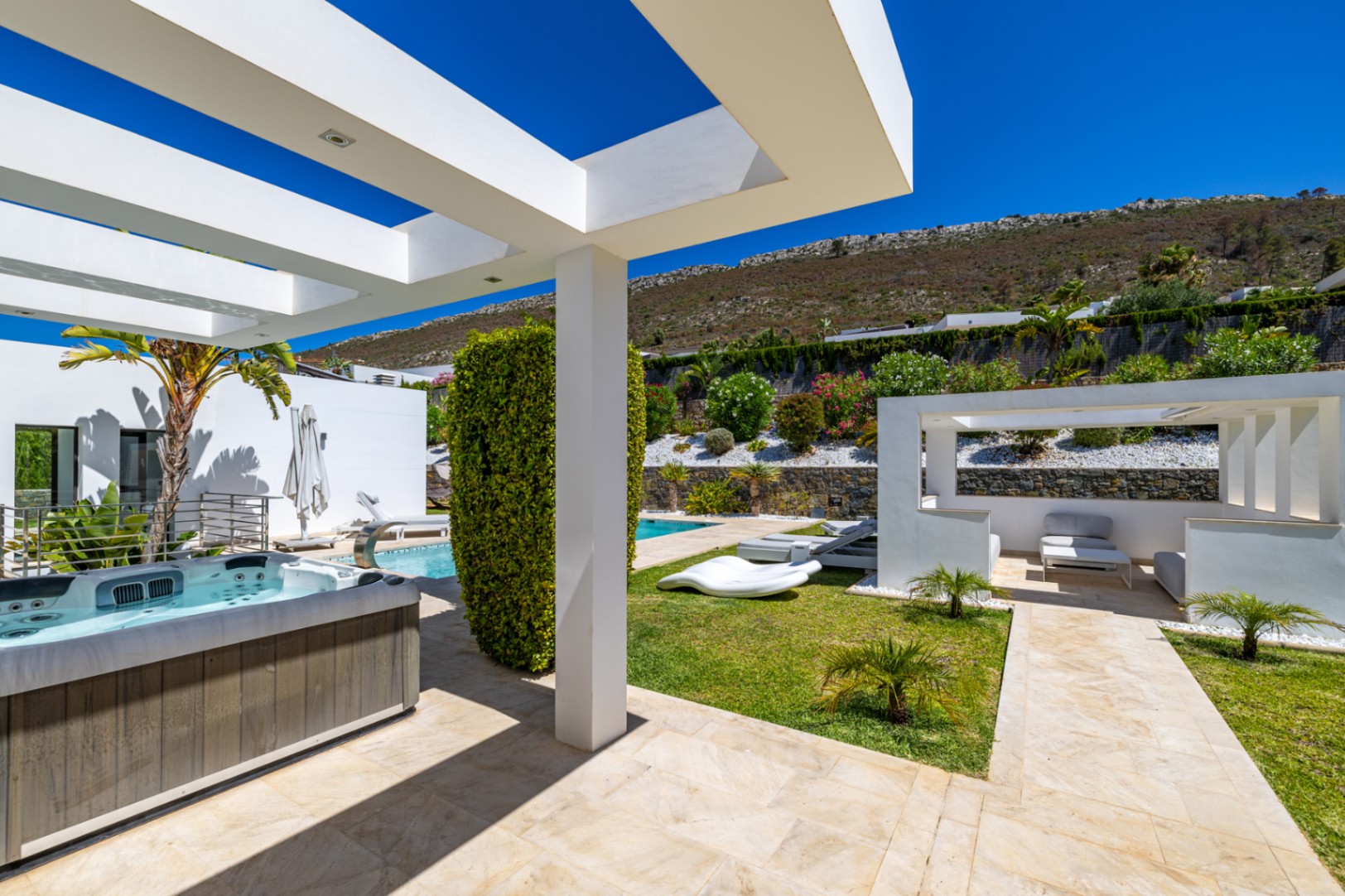Villa de lujo à Jávea avec vue sur la mer et le Montgó, spa privé, piscine à débordement et efficacité maximale.