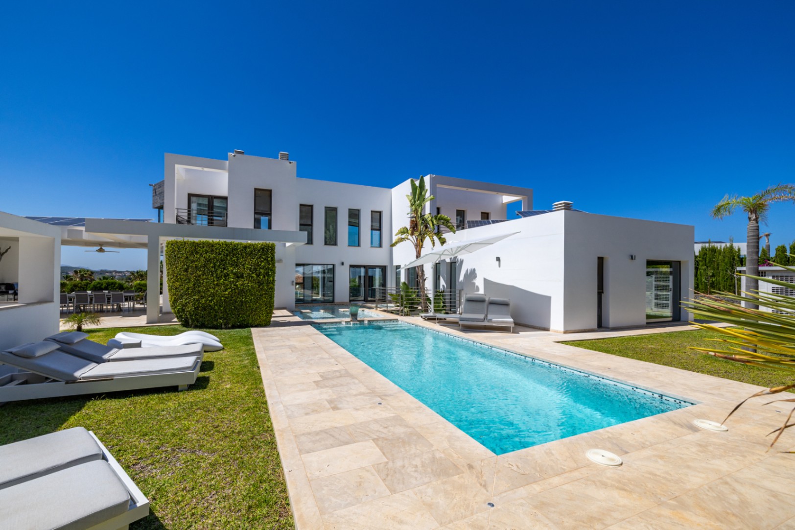 Villa de lujo à Jávea avec vue sur la mer et le Montgó, spa privé, piscine à débordement et efficacité maximale.