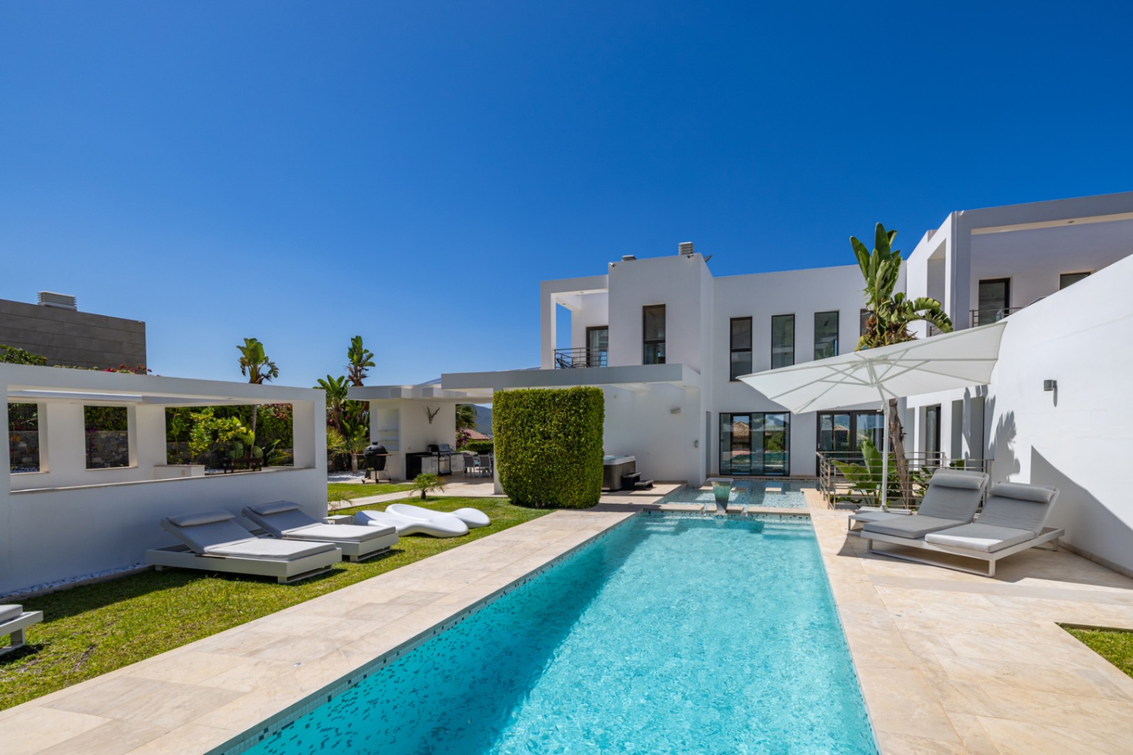 Villa de lujo à Jávea avec vue sur la mer et le Montgó, spa privé, piscine à débordement et efficacité maximale.