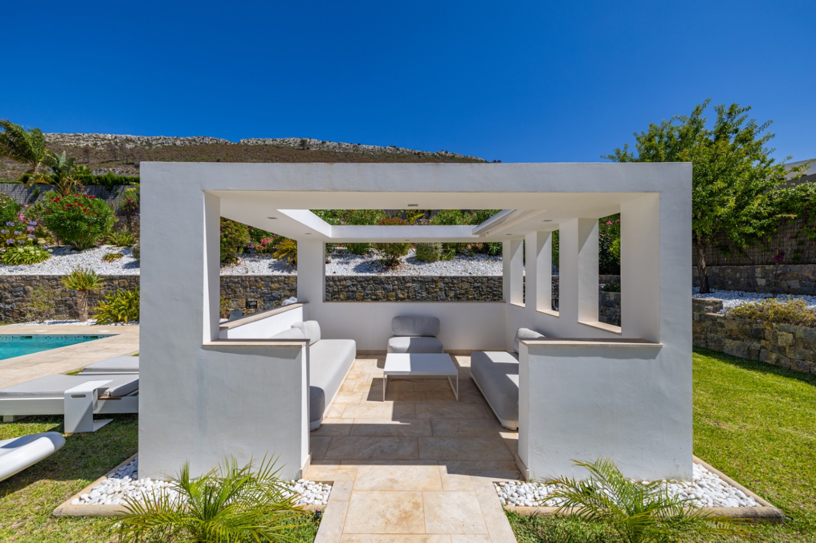 Villa de lujo à Jávea avec vue sur la mer et le Montgó, spa privé, piscine à débordement et efficacité maximale.