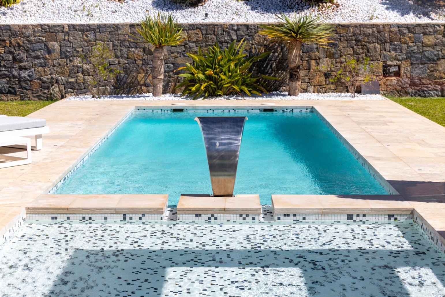 Villa de lujo à Jávea avec vue sur la mer et le Montgó, spa privé, piscine à débordement et efficacité maximale.