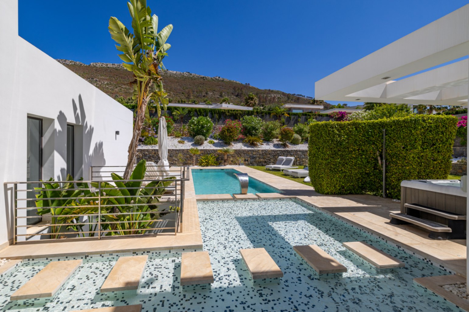 Villa de lujo à Jávea avec vue sur la mer et le Montgó, spa privé, piscine à débordement et efficacité maximale.